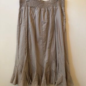 Cotton skirt. Hits at knee.